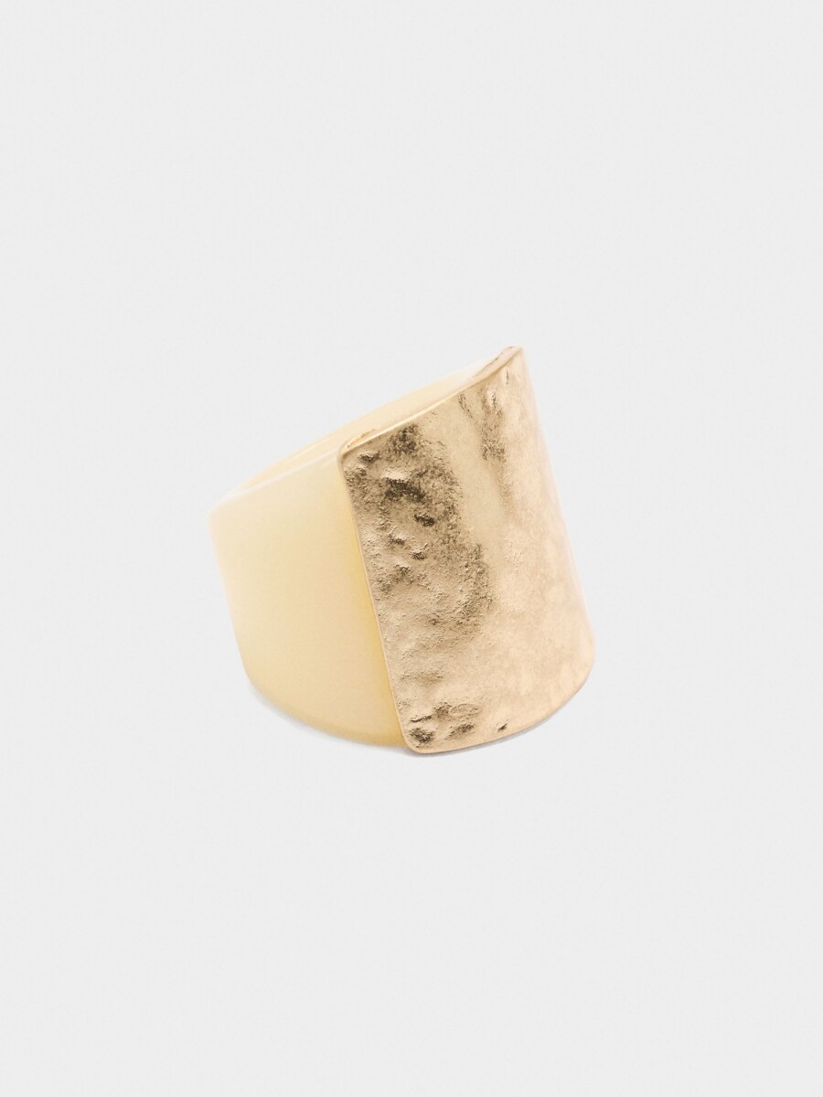 Anillo De Resina Con Detalle Metálico beige