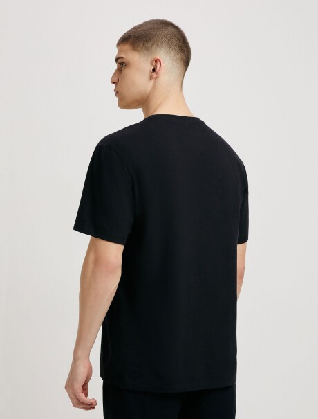 CAMISETA CON BORDADO MODELO REGULAR NEGRO