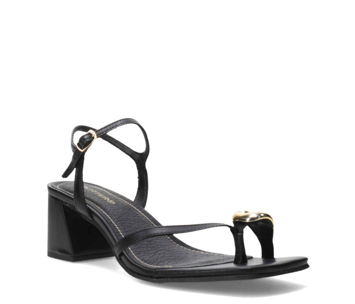 Sandalia tiras finas y aplique metalico Preto