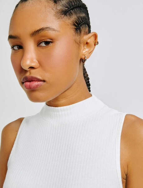 MUSCULOSA DE CUELLO ALTO EN TELA ACANALADA BLANCO