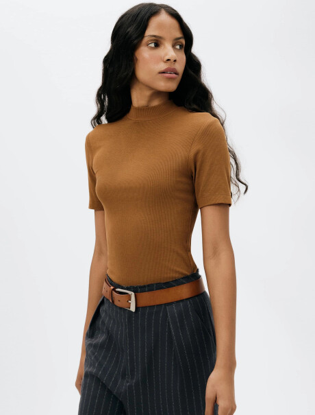 BLUSA MANGA CORTA CON CUELLO EN V MARRÓN