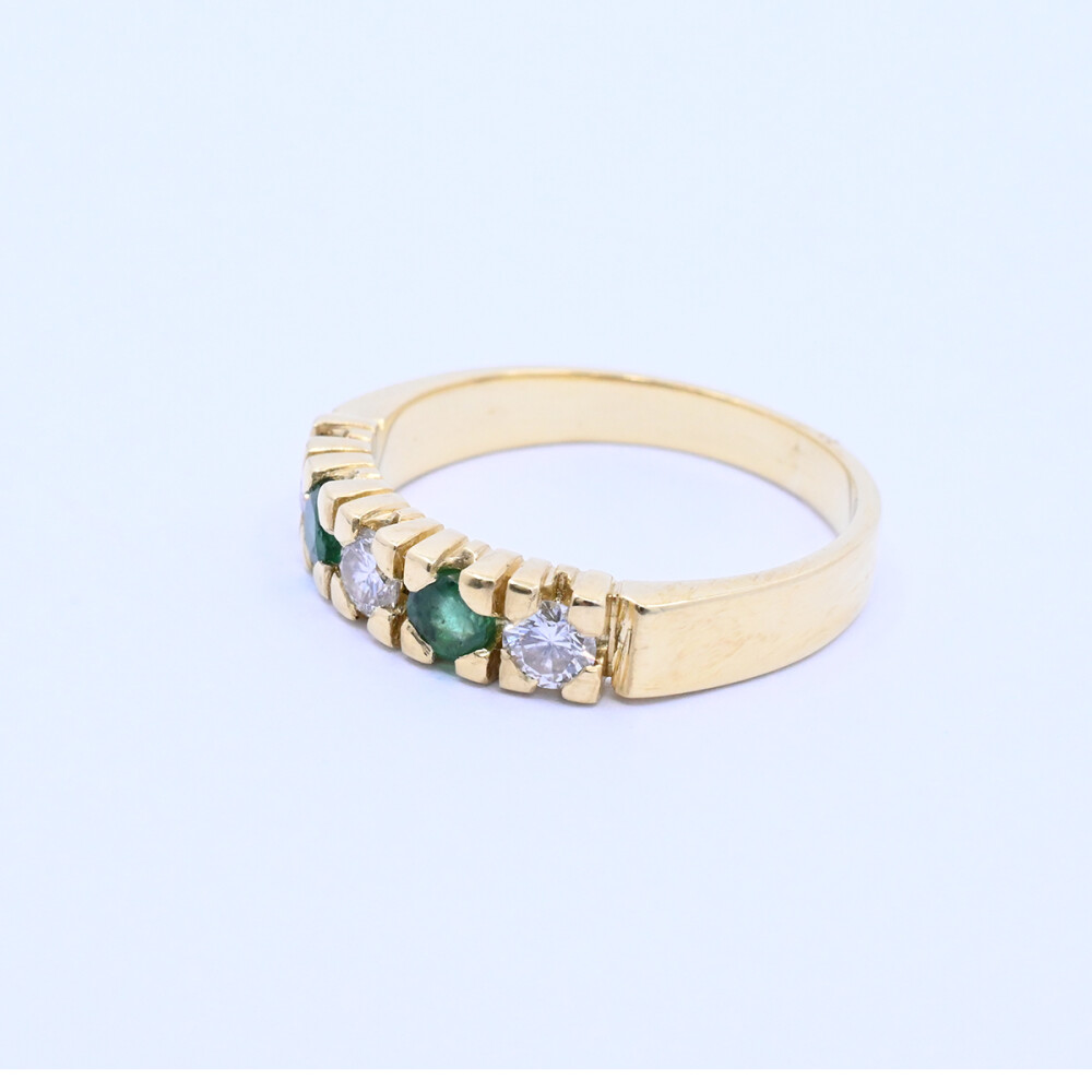 Anillo medio sin fin oro 18k amarillo con brillantes y esmeraldas engarce 4 puntas. Anillo medio sin fin oro 18k amarillo con brillantes y esmeraldas engarce 4 puntas.
