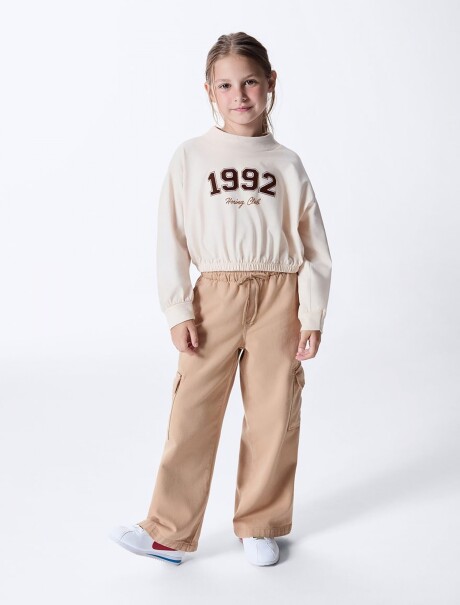 BLUSA INFANTIL CON CUELLO ALTO Y ESTAMPA BEIGE