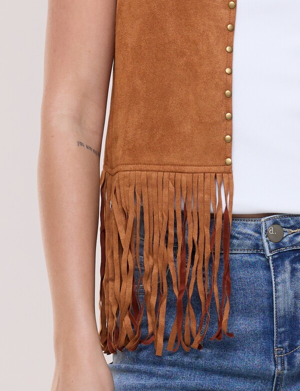 Chaleco Suede Con Tachas Y Flecos TOSTADO