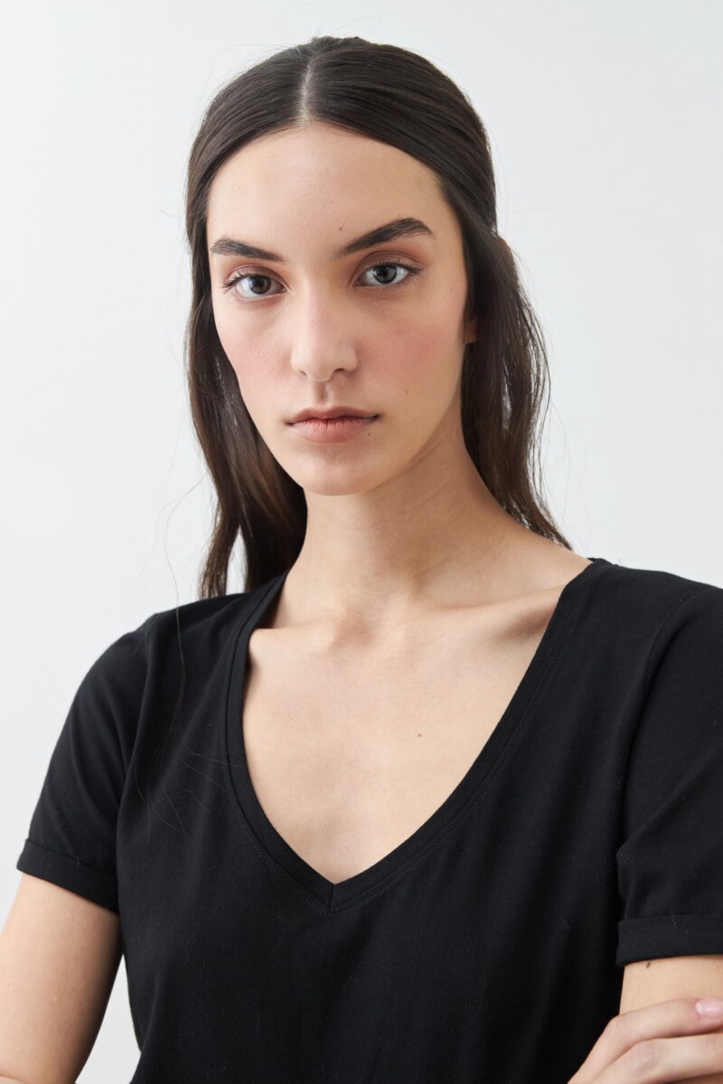 Remera escote en V negro