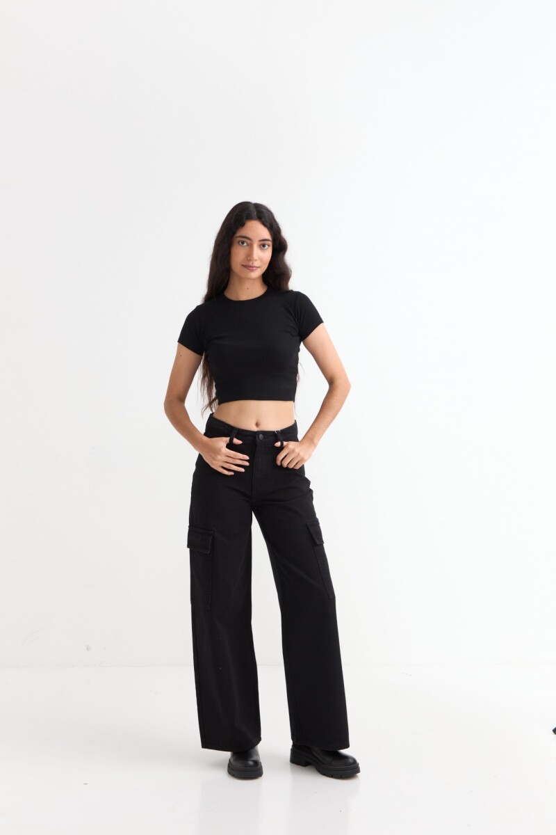 Remera m/c acanalada cuello a la base NEGRO