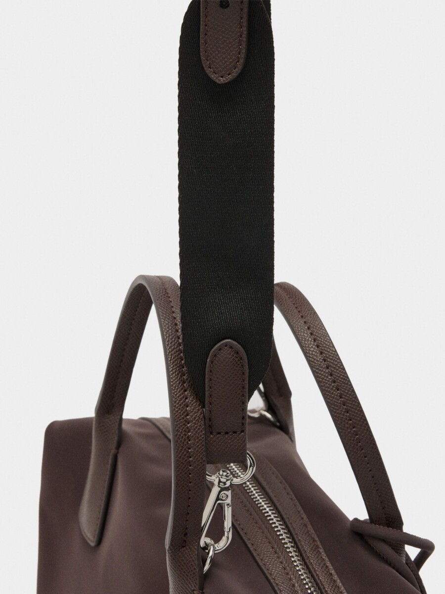 Bolso Tote Textura Suave Con Colgante marron
