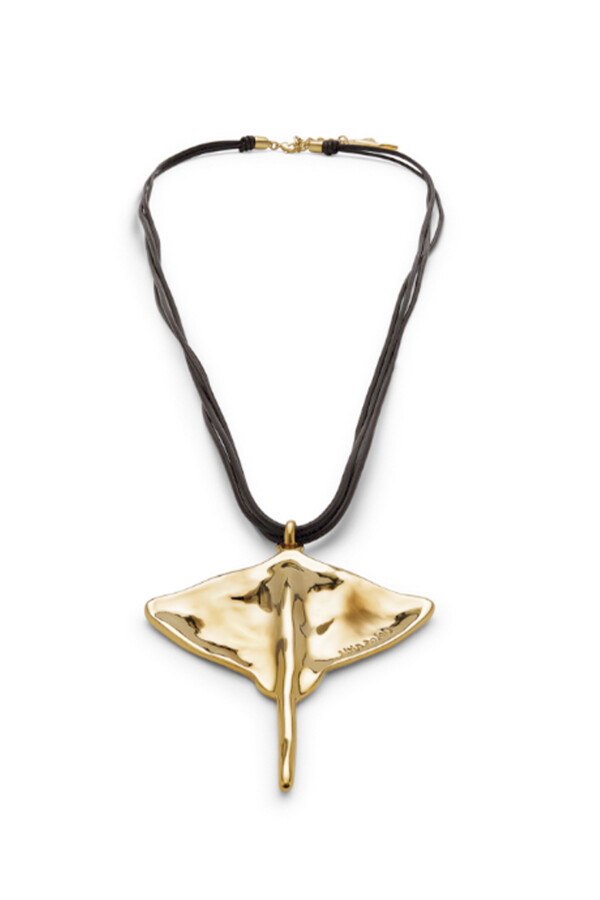COLGANTE DE CUERO CON ALEACIÓN DE METALES BAÑADO EN ORO 18K CON FORMA DE MANTARRAYA Colgante