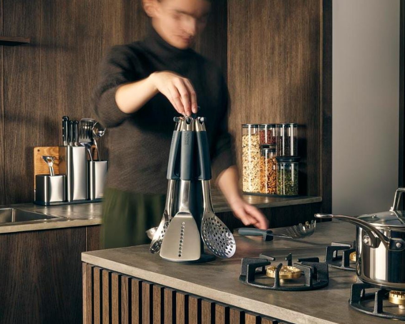 Utensilios de cocina con carrusel giratorio - set de 6 utensilios en acero inox. Utensilios de cocina con carrusel giratorio - set de 6 utensilios en acero inox.