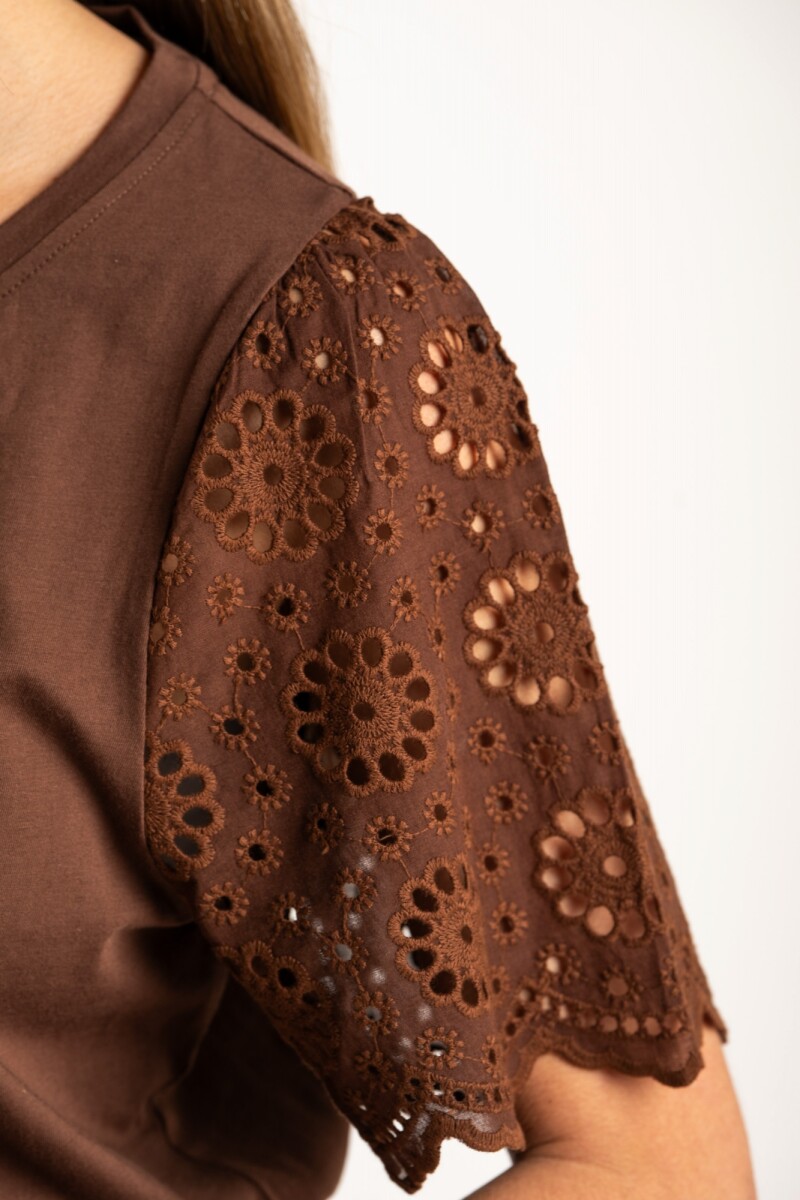 Remera Algodón Peinado Y Calados Chocolate