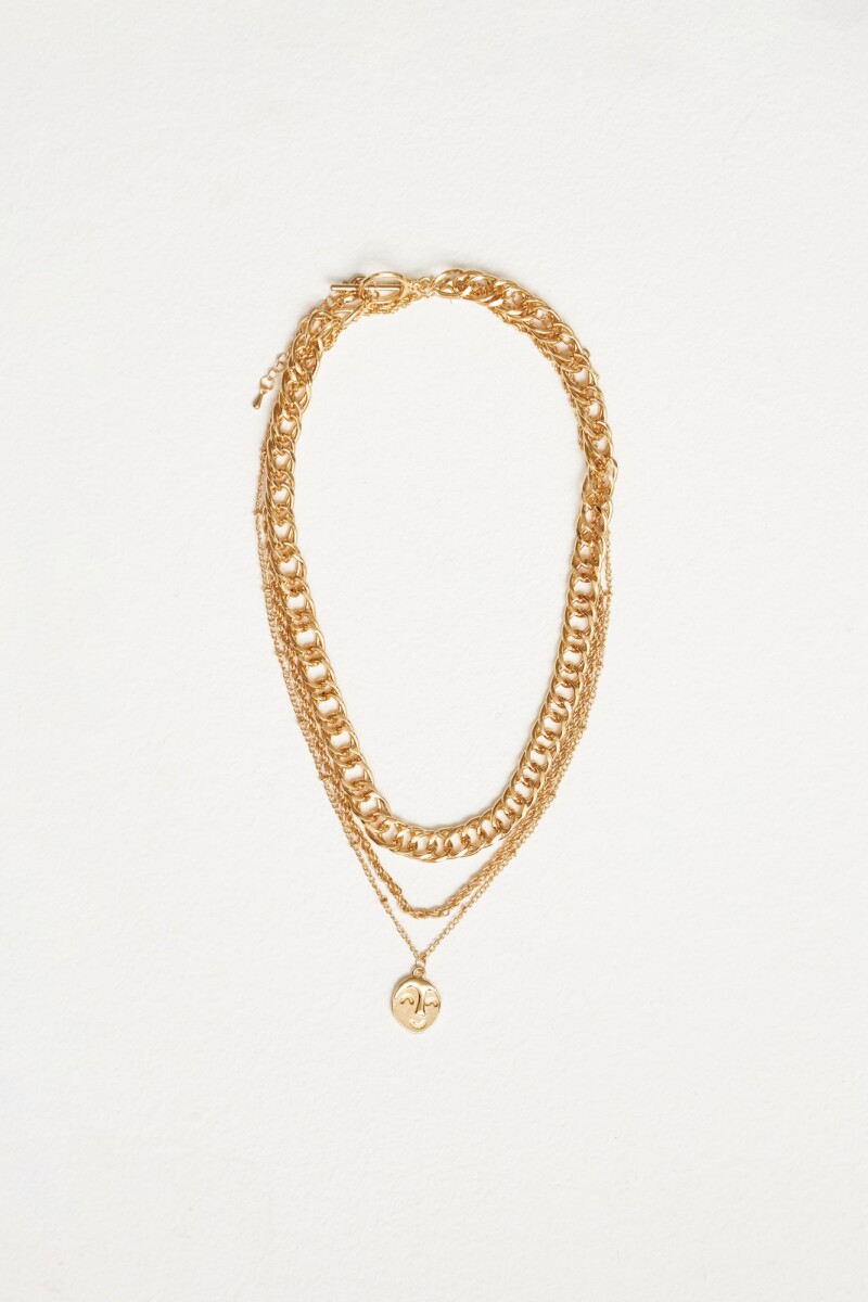 Collar triplecadena con dije dorado