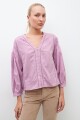 Blusa romántica con bordados lavanda