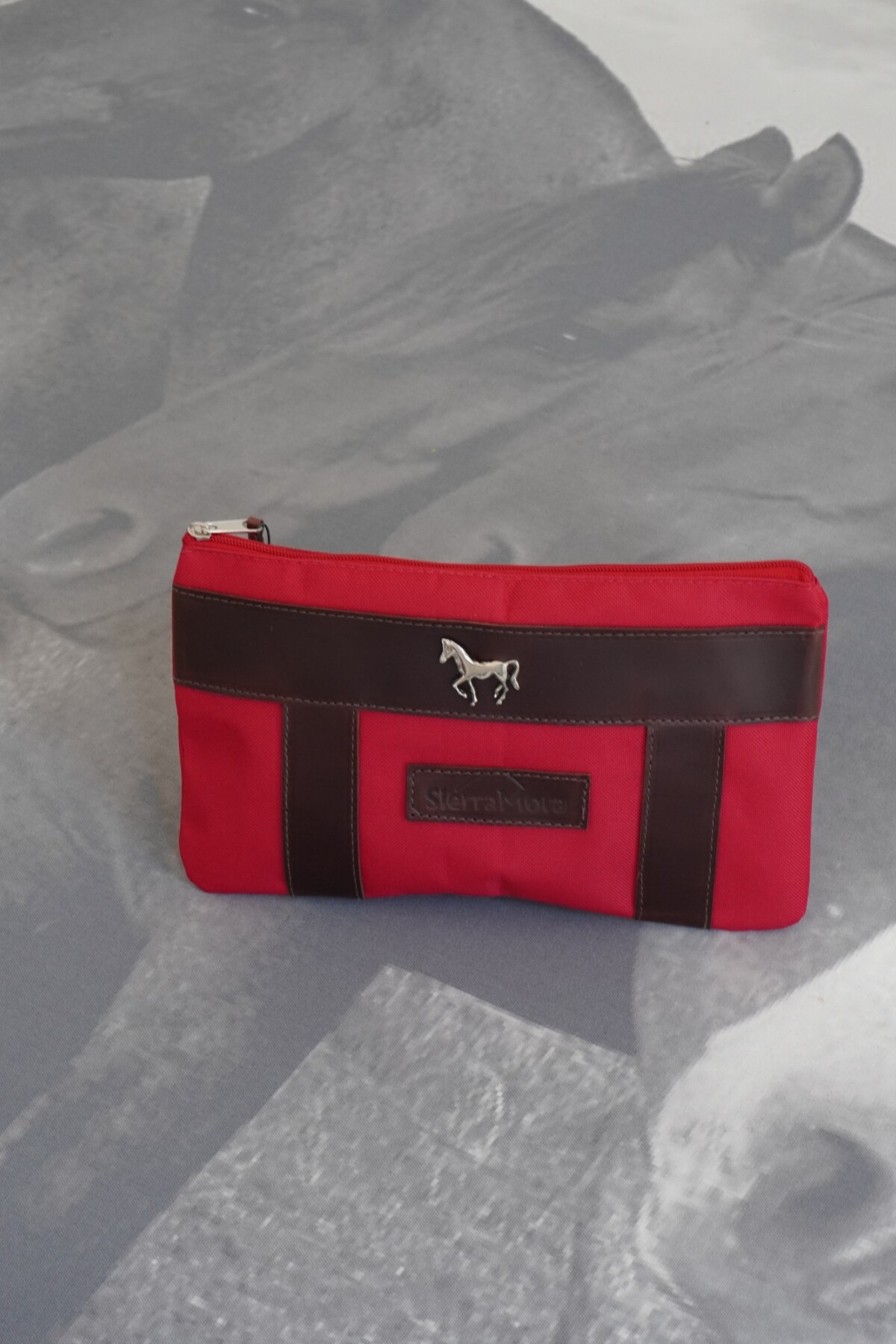 Sobre Cartuchera Mustang Chocolate / Rojo