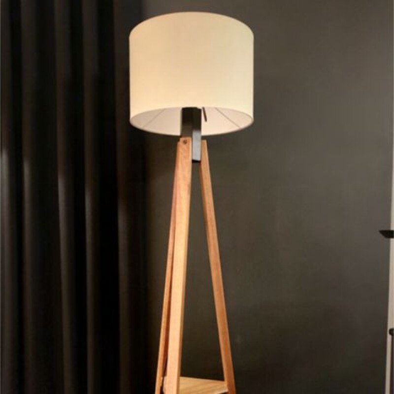 VELADOR DE PIE TRIPE ECO E27 MADERA Y PANTALLA BEIGE VELADOR DE PIE TRIPE ECO E27 MADERA Y PANTALLA BEIGE
