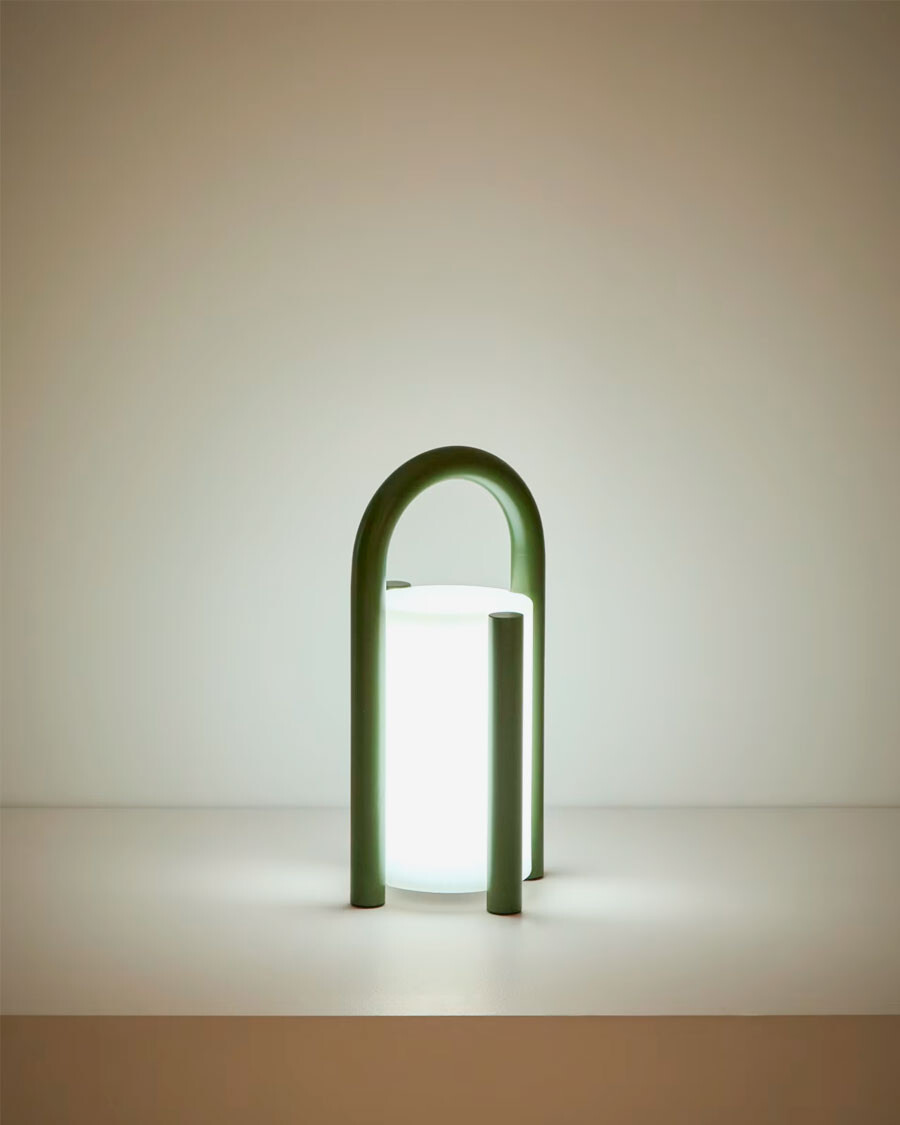 Lámpara de mesa pequeña portátil Leros de polietileno y acero verde Lámpara de mesa pequeña portátil Leros de polietileno y acero verde