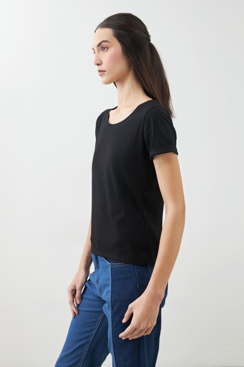 Remera escote a la base negro