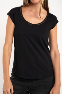 Remera Escote V Puntilla Negro