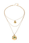 COLLAR TRIPLE EN ALEACIÓN DE METALES BAÑADO EN ORO DE 18K CON 2 CHARMS DE OJO Y CRISTAL FACETADO VERDE Colgante
