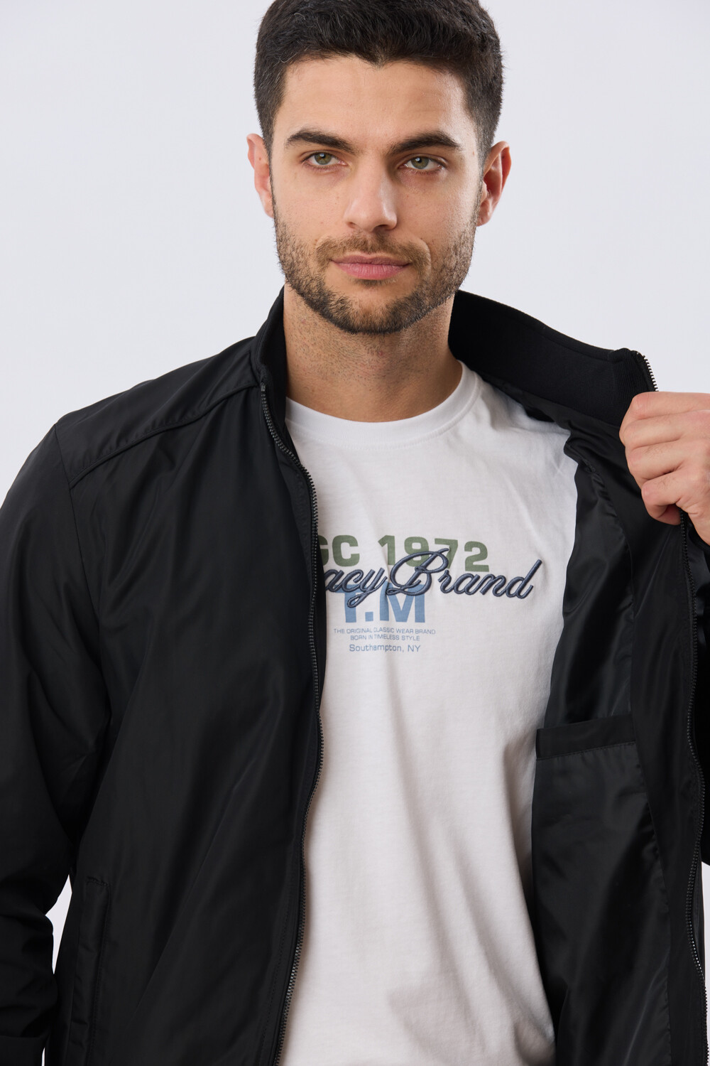 CAMPERA LIVIANA DE NYLON Negro