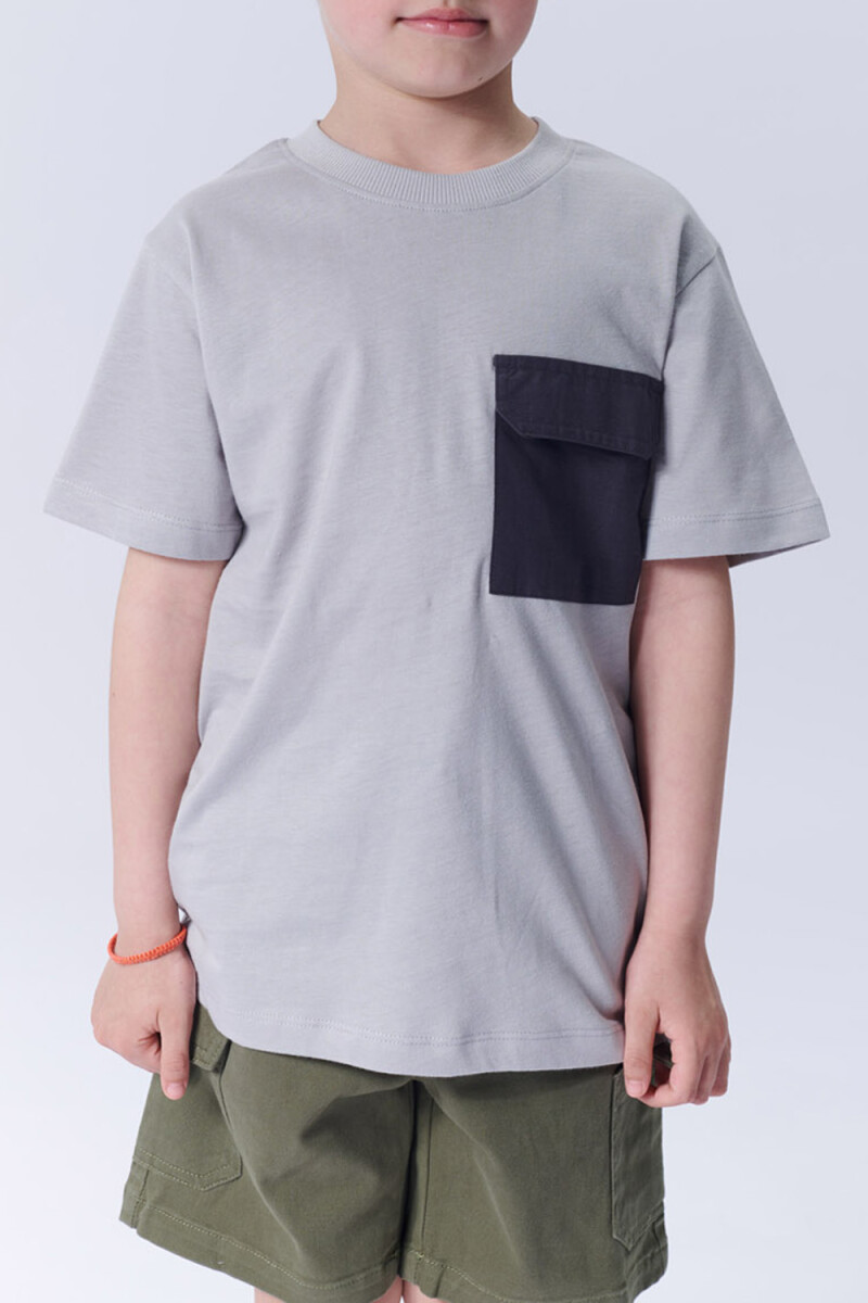 Remera con bolsillo contraste Gris