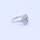 Anillo platino con brillantes y zafiro central. Anillo platino con brillantes y zafiro central.