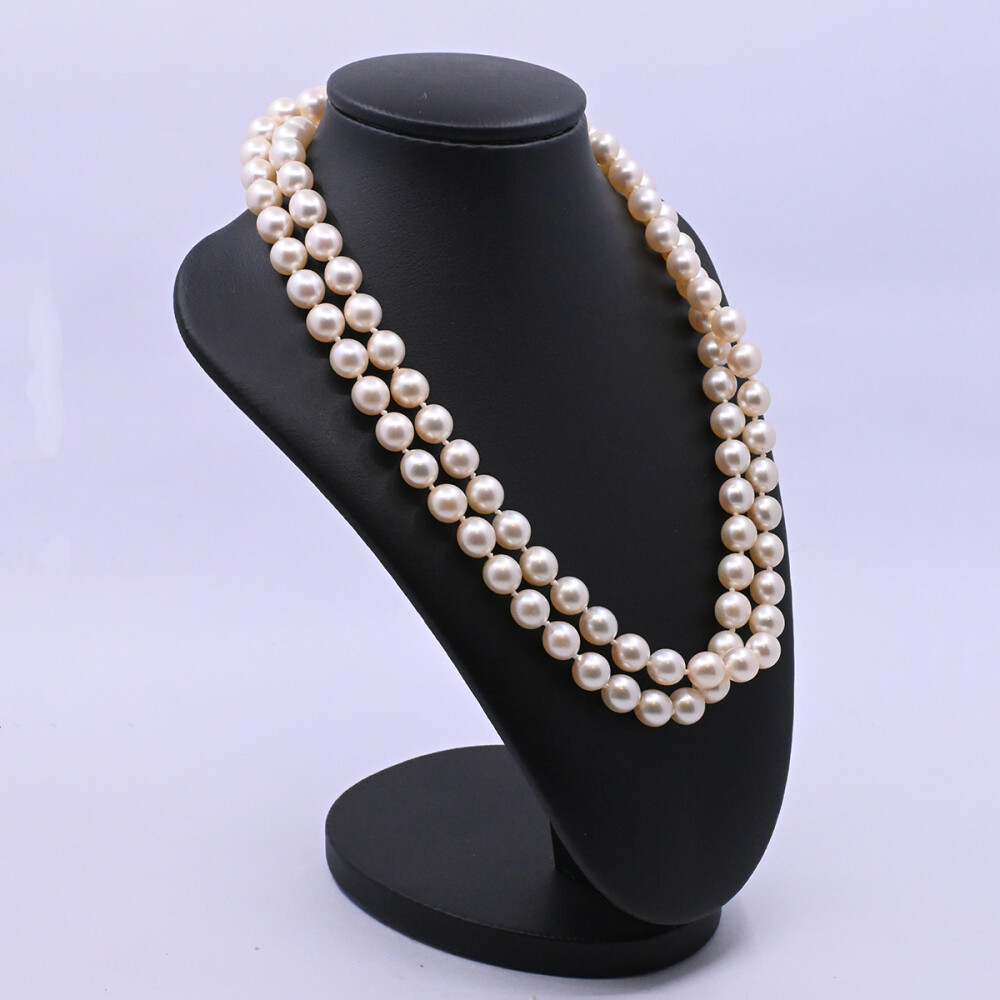 Collar de perlas 2 hilos con broche oro 18k blanco con esmeralda central y brillantes. Collar de perlas 2 hilos con broche oro 18k blanco con esmeralda central y brillantes.