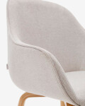 Silla Aleli de chenilla beige y patas de madera maciza de fresno con acabado natural