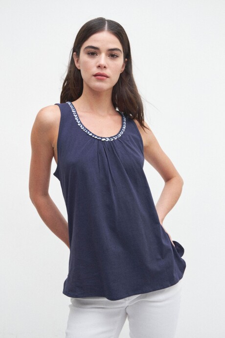 Musculosa con trenzas en escote azul