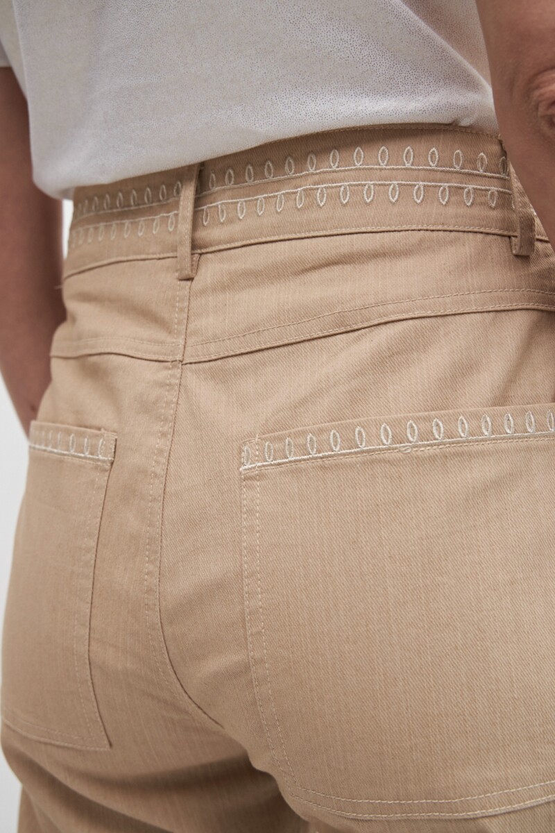 Pantalón con bordado en contraste beige