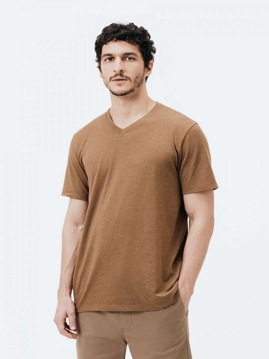 CAMISETA BÁSICA WORLD CUELLO EN V - MARRÓN 