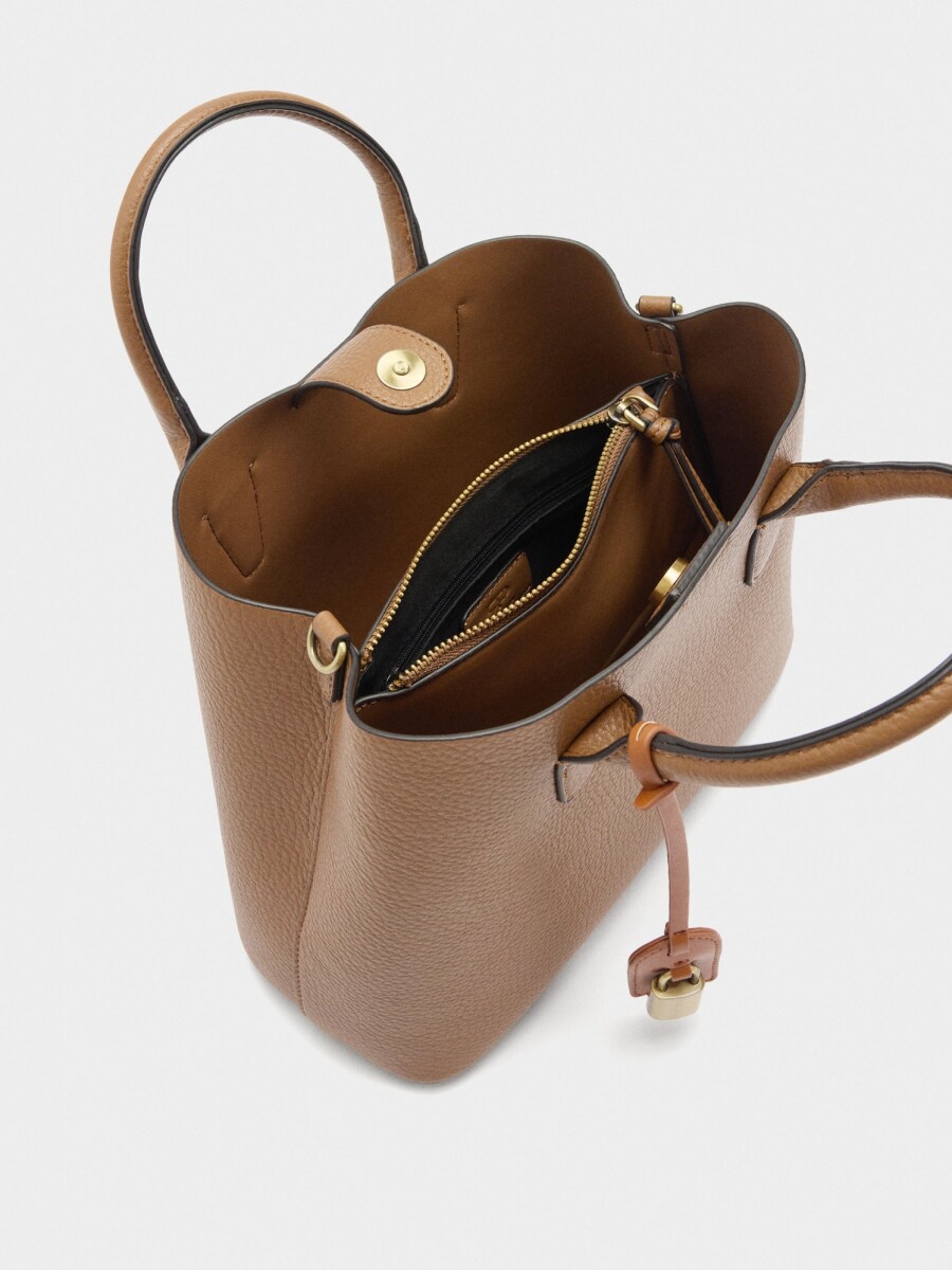 Bolso Tote Con Textura Y Colgante camel
