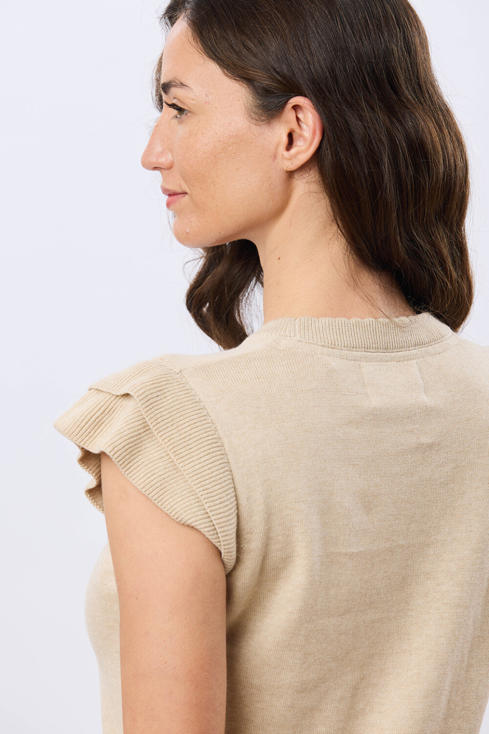 REMERA TEJIDA CON VOLADO Beige