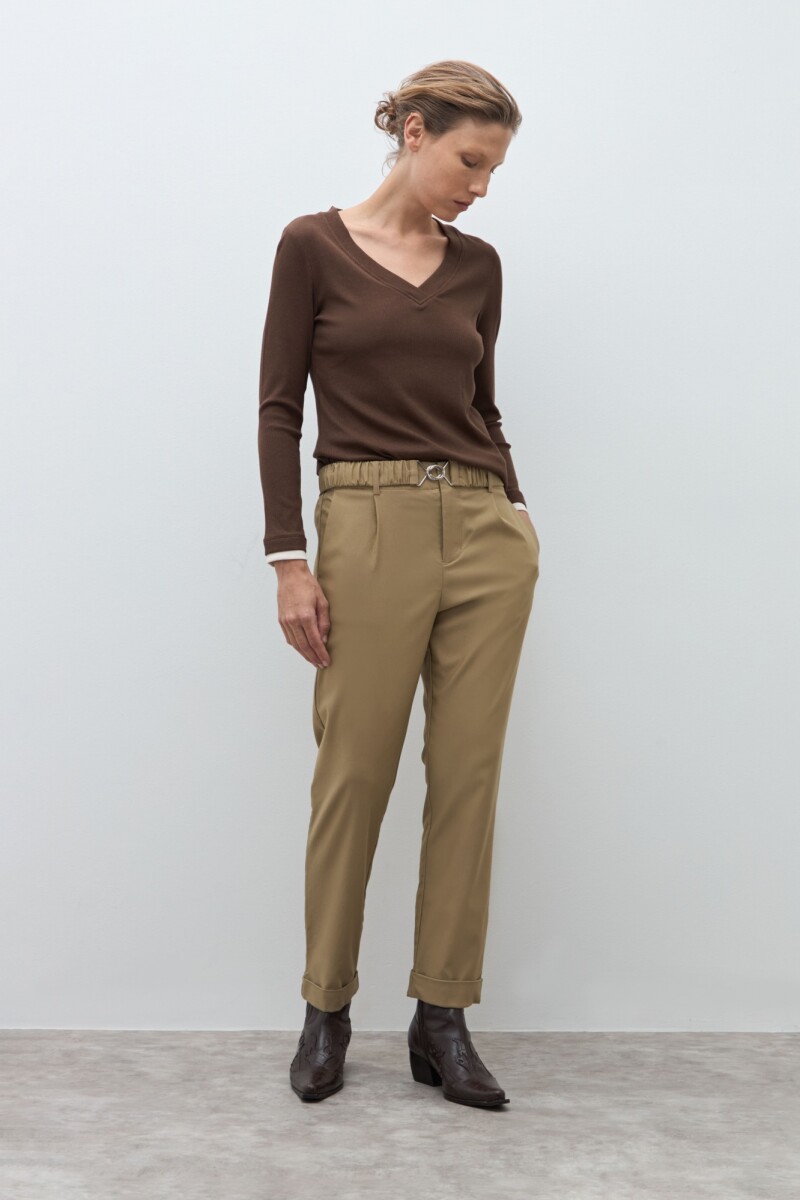 Pantalón con cinto tostado