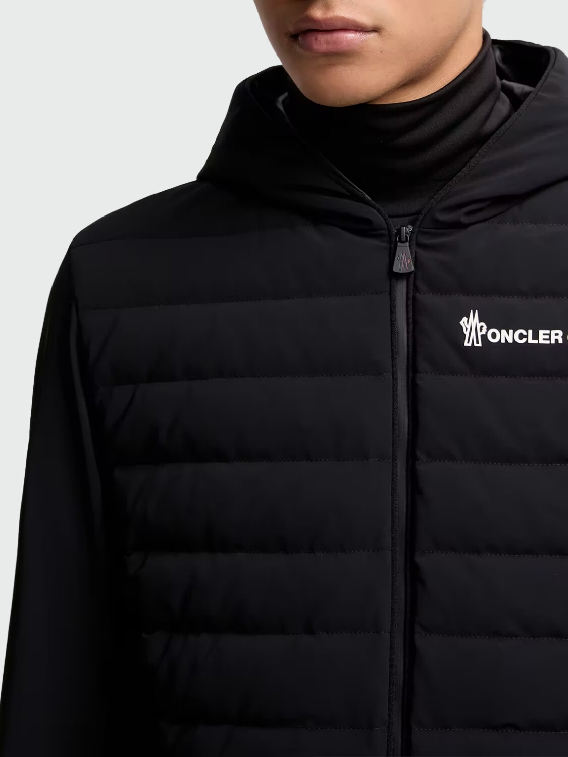 MONCLER - Campera acolchada con capucha Negro