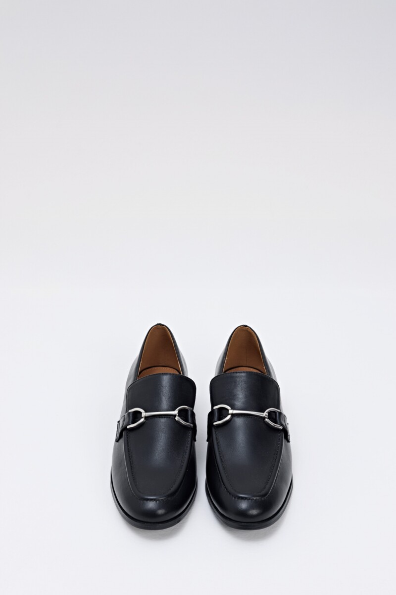 Mocasín con hebilla metálica negro