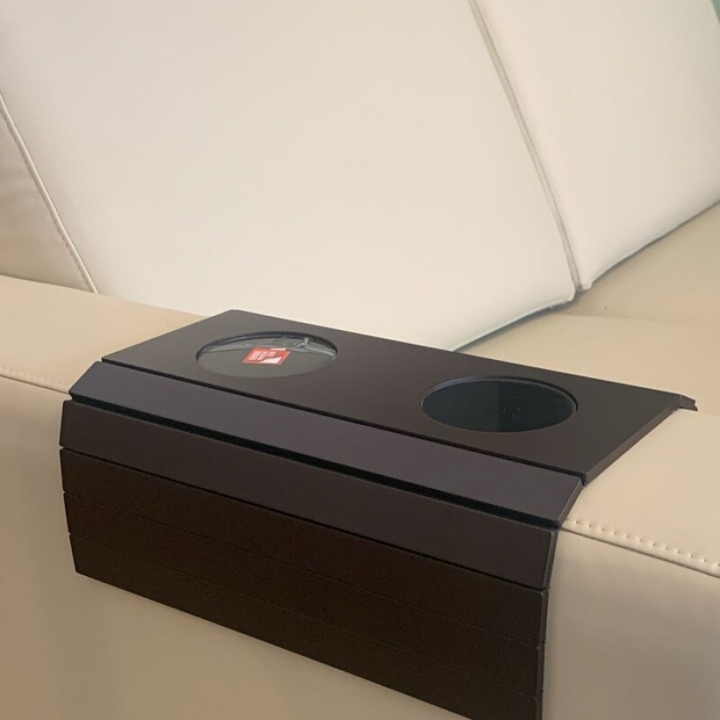 BANDEJA PARA SOFA CON POSAVASOS - TABACO BANDEJA PARA SOFA CON POSAVASOS - TABACO