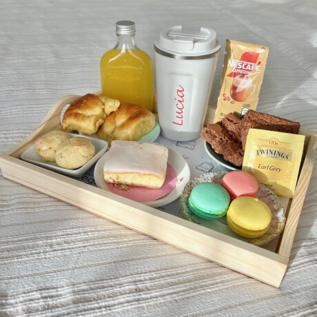 Desayuno con macaroons y vaso térmico personalizado Desayuno con macaroons y vaso térmico personalizado