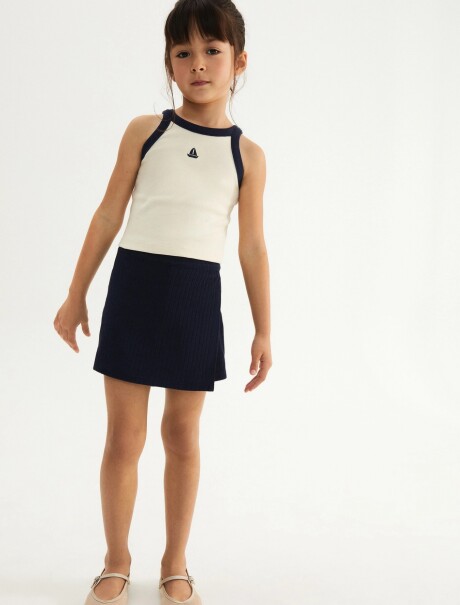 CONJUNTO INFANTIL DE FALDA SHORT CON BORDADO AZUL