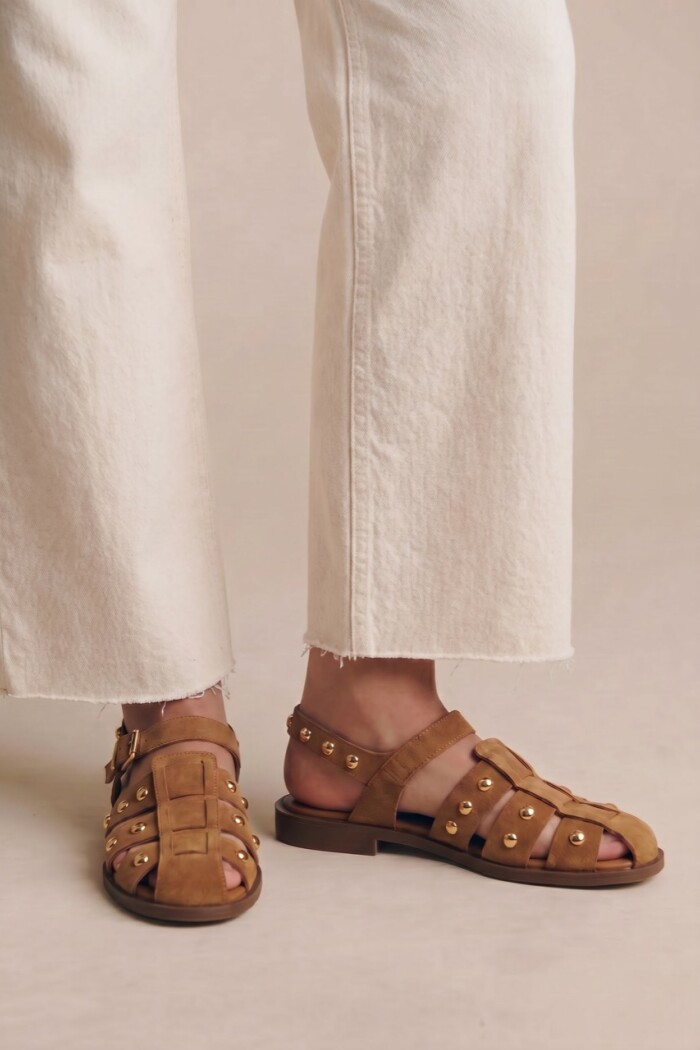 Cangrejera Gamuza Con Tachas Camel
