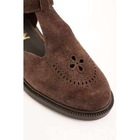 Sandalia Cerrada Con Tira Ajustable Chocolate