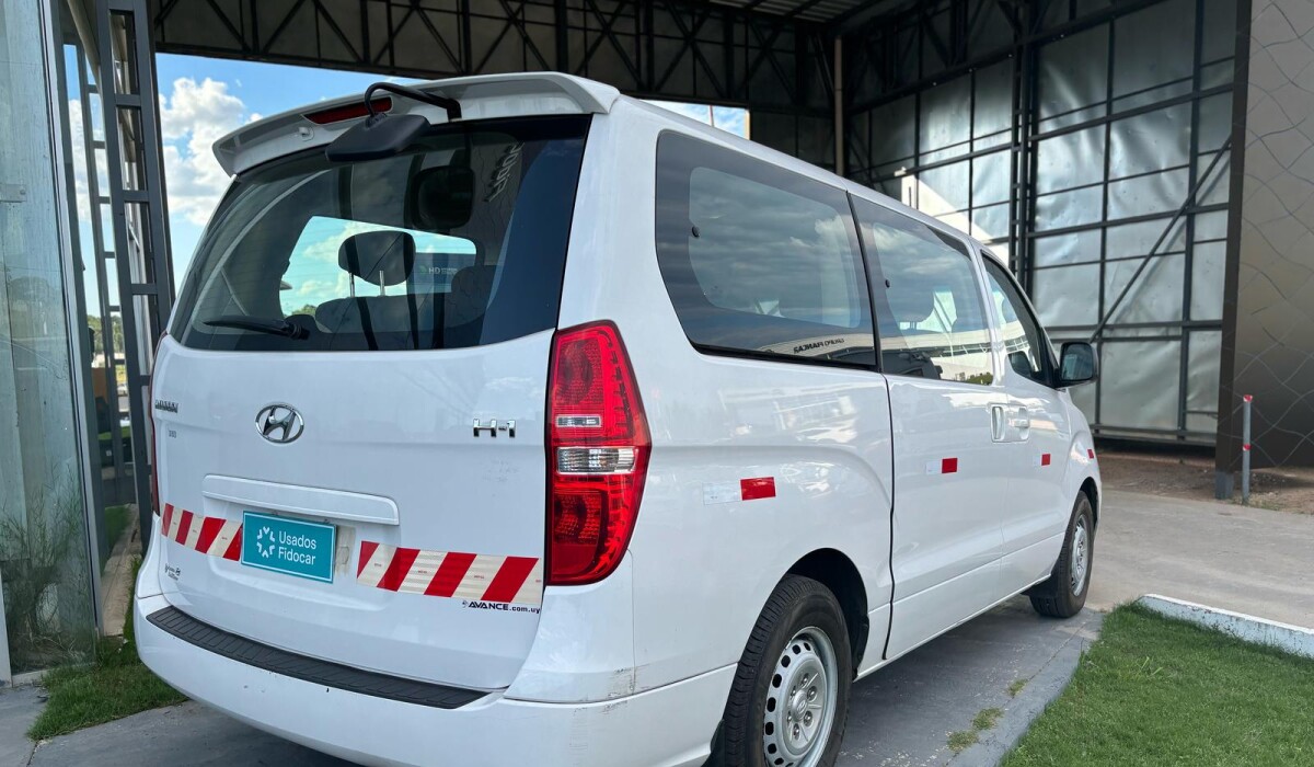 Hyundai H1 MiniBus 12 Plz GLS Diesel - 2014 Hyundai H1 MiniBus 12 Plz GLS Diesel - 2014