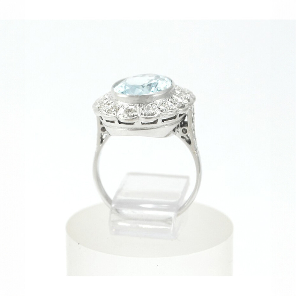 Anillo Oro 18K Blanco Con Aguamarina Central Y Brillantes Anillo Oro 18K Blanco Con Aguamarina Central Y Brillantes