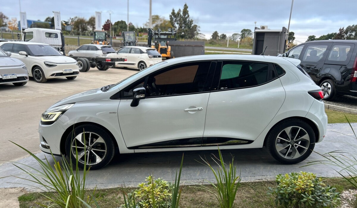 Renault Clio 1.2 Expression - 2017 Renault Clio 1.2 Expression - 2017