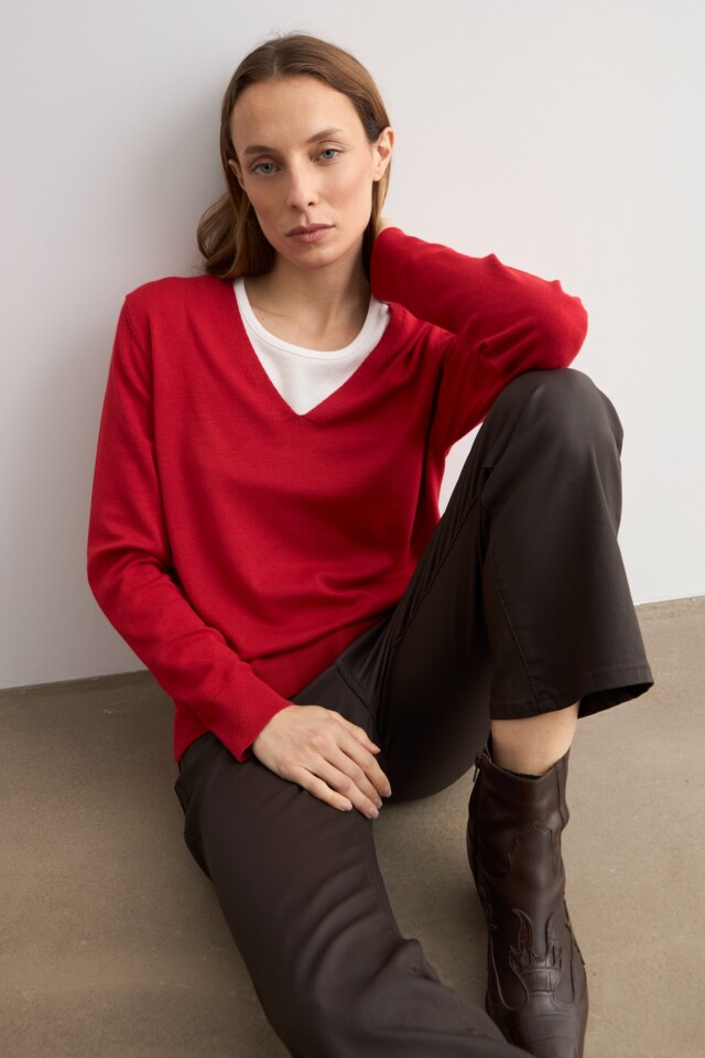 Sweater básico escote V rojo