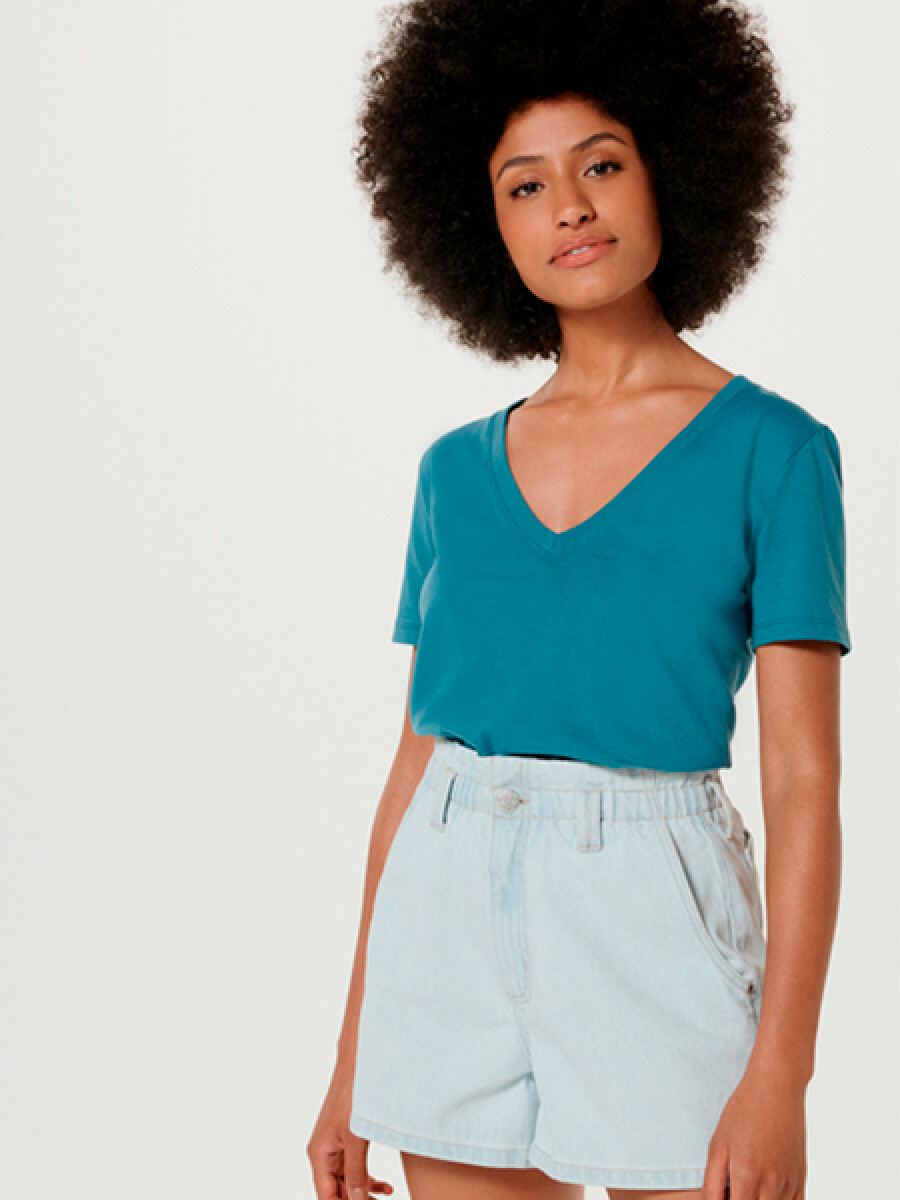 CAMISETA FEMENINA BÁSICA ESCOTE V MODELO SLIM - AZUL PETROLEO 
