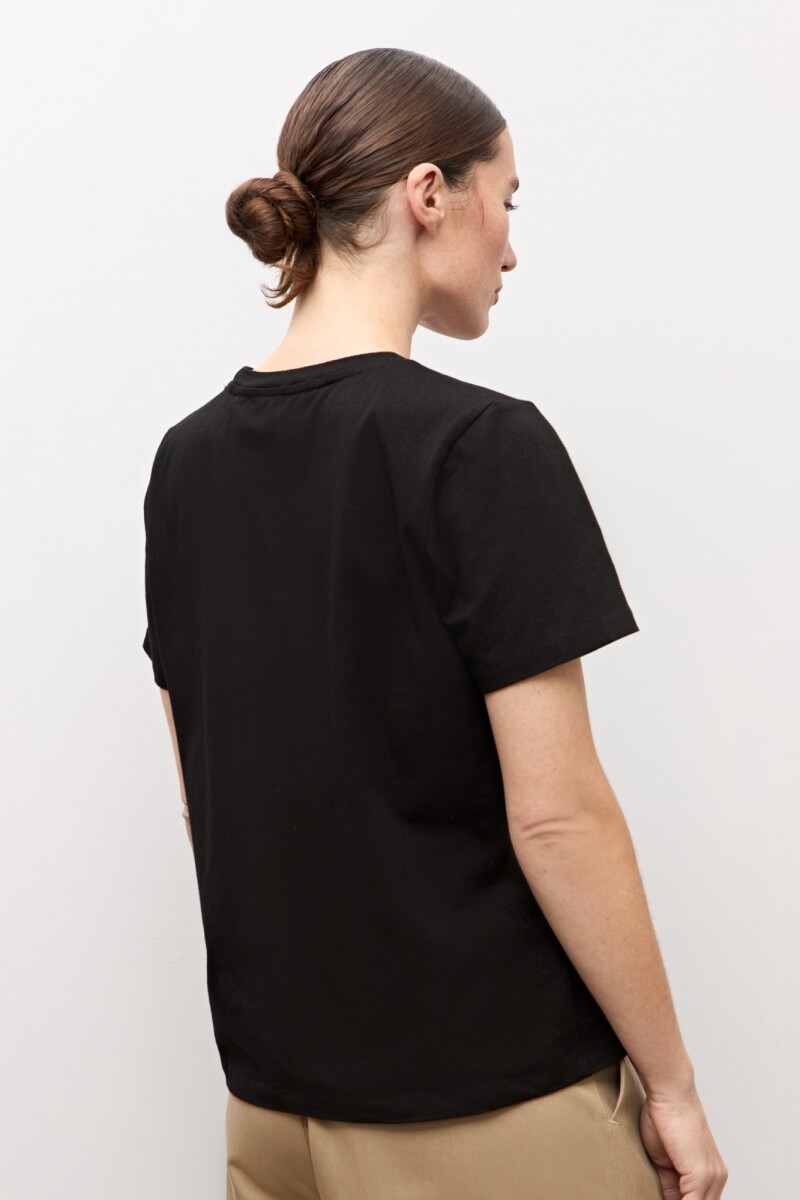Remera botones en hombro negro