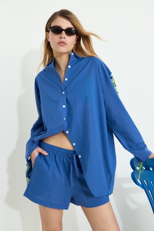 Camisa con mangas acordonadas azul