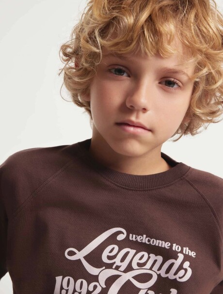 CAMISETA INFANTIL CON ESTAMPA MARRÓN