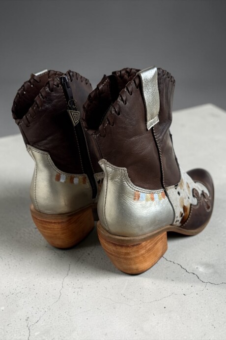 Bota Joaquina Chocolate Con Print Y Arte Bota Joaquina Chocolate Con Print Y Arte