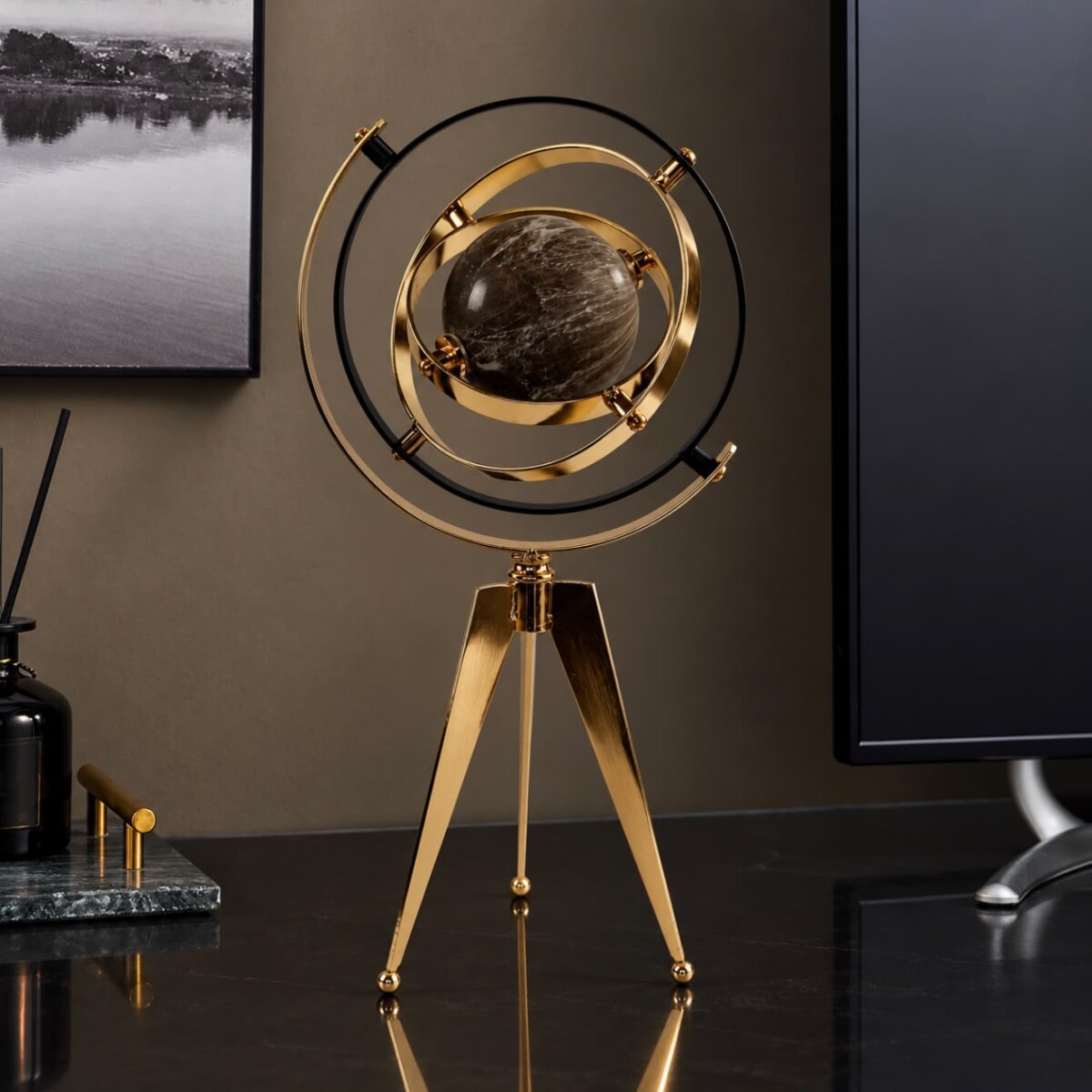 Esfera Orbital Metálica Decorativa Dorada con Trípode - Altura 32 cm 